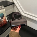 Pochette cilindrica metallizzata con manico a cuore e dettagli catena dorata - Nero