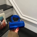 Borsa a cilindro blu elettrico lucido con manico ad anello e catena dorata sottile - Blu