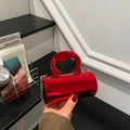 Borsa da sera cilindrica in acrilico rosso lucido con manico a cuore e catena d'oro - Rosso