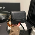 Chique zwarte mini crossbodytas met litchipatroon, gouden hardware en pluche hanger - Met Hanger / Zwart
