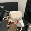 Chique gebroken witte mini-crossbodytas van nerfleer met een bruine pluche dierenhanger - Met Hanger / Wit