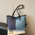 Blauwe patchwork denim shopper met zwarte leren riemen en gouden metalen accenten - Donkerblauw/Lichtblauw Patchwork