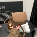 Bruine litchi-korrel kleine vierkante crossbodytas met pluche rendierhanger - Met Hanger / Bruin