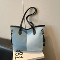 Blauwe denim patchwork tote bag met zwarte lederen schouderbanden en contraststiksels - Lichtblauw/Middenblauw Patchwork