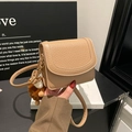 Schicke hellbraune Satteltasche mit Kieselleder-Struktur und süßem Plüschbär-Anhänger - Khaki