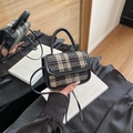Chique geruite crossbodytas met zwart leren handvat en vintage tweed textuur - Zwart