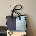 Chique tweekleurige denim draagtas in blauw met zwarte lederen schouderbanden - Donkerblauw/Lichtblauw Contrast