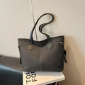 Minimalistische zwarte denim tote bag met lederen hengsels en witte contraststiksels - Houtskool Zwart
