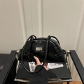 Bolso de hombro negro brillante con placa plateada y correas dobles delgadas - Negro