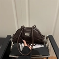 Bolso de hombro marrón oscuro brillante con herrajes plateados y diseño retro - Marrón