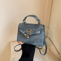Borsa a mano in denim stile Kelly blu lavato con hardware argento e tracolla sottile - Blu
