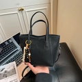Elegante bolso de cubo negro mate con colgante de cuentas y correa de bandolera - Con Colgante / Negro