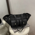 Grande borsa tote nera in pelle martellata con tasche dorate e dettaglio logo - Nero