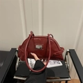Bolso de hombro chic en charol burdeos con acabado brillante y placa plateada - Rojo
