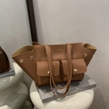 Grande borsa tote marrone scuro in pelle martellata con lati ad ali e scritte oro - Marrone