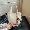 Elegante bolso tote de cuero beige con colgante de madera y correa ajustable - Con Colgante / Blanco