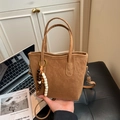 Bolso mini tipo cubo marrón de ante sintético con colgante de cuentas de madera - Con Colgante / Marrón