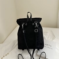 Minimalistischer schwarzer Damen Rucksack aus Wildlederoptik mit Kordelzug - Schwarz