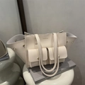Borsa a mano color crema in pelle martellata con ali laterali e taschini frontali - Bianco