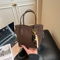 Bolso tipo cubo de cuero marrón oscuro con adorno de madera y correa de hombro - Con Colgante / Marrón