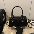 Elegante bolso Boston de terciopelo con estampado de leopardo negro y herrajes dorados - Negro