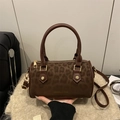 Bolso cilíndrico marrón de leopardo con asas dobles y una correa larga para el hombro - Marrón