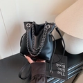 Secchiello classico in pelle PU nera con catena argentata e chiusura a coulisse - Nero
