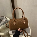 Bolso cilíndrico Boston marrón con grabado de leopardo y herrajes dorados - Marrón