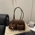 Sac hobo rétro marron foncé en daim mat et cuir verni avec charm cerise - Avec Pendentif / Marron