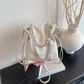 Secchiello chic bianco crema con coulisse, catena argento e logo alla moda - Bianco