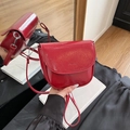 Bolso de hombro rojo brillante con herrajes plateados y correa ajustable - Rojo