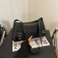 Minimalistische schwarze Leder-Umhängetasche mit Kreuzgurten und silberner Schnalle für Damen - Schwarz