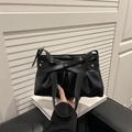 Borsa a mano nera a pieghe con fiocco oversize e borchie a stella argentate da donna - Nero
