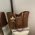 Braune Beuteltasche mit Leopardenmuster, Goldplakette und Plüschbär-Anhänger - Ohne Anhänger / Braun