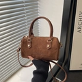 Bolso Boston de ante marrón oscuro, forma cilíndrica con asas de piel y detalles dorados - Marrón
