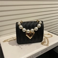 Schwarze gewebte Mini-Handtasche mit Perlengriff und goldenem Herzverschluss an Kette - Schwarz
