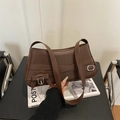 Dunkelbraune Schultertasche aus Kunstleder mit Kreuzriemen und Metallschleife - Braun