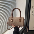 Sac Boston rétro en daim kaki avec poignées brunes et détails en métal doré chic - Kaki