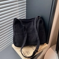 Schwarze Cord-Tragetasche mit zwei Vordertaschen und verstellbarem Riemen - Schwarz