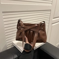 Borsa a spalla in pelle marrone scuro con fiocco e borchie a stella argento - Marrone