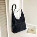 Bolso hobo negro mate con costuras blancas en contraste y correa ajustable - Negro