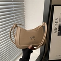 Elegante bolso hobo de cuero beige mate con lazo plateado y detalle de correa anudada - Caqui