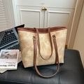 Grande borsa tote beige con manici in pelle marrone in un contesto professionale - Cachi