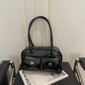 Bolso de hombro negro brillante con bolsillos frontales dobles y cierres dorados - Negro