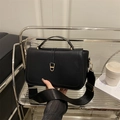 Elegante borsa quadrata in pelle nera opaca con fibbia a U dorata e tracolla larga - Nero