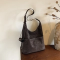 Bolso tote de ante marrón oscuro con costuras blancas en contraste y correa ancha ajustable - Marrón