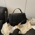 Borsa a tracolla nera minimalista con patta curva e ampia tracolla in tessuto crema - Nero