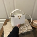 Chique witte gestructureerde crossbodytas met elegante gouden V-vormige metalen gesp - Wit