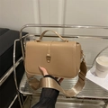 Borsa a tracolla minimalista in pelle kaki con tracolla larga e fibbia dorata - Cachi