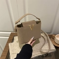 Grote beige leren emmertas met gouden V-gesp en verstelbare schouderriem voor dames - Khaki